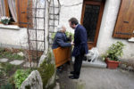 Francois Bayrou en deplacement dans le Tarn. passage au Rocher tremblant de Sept Faux (Sidobre) thumbnail