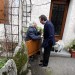 Francois Bayrou en deplacement dans le Tarn. passage au Rocher tremblant de Sept Faux (Sidobre) thumbnail