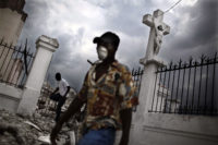 SEISME EN HAITI. SCENES DE PILLAGES DANS LES RUES DE PORT-AU-PRINCE. thumbnail