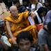 CRISE EN THAILANDE (SUITE): EVACUATION EN BUS DU CAMP OU S'ETAIENT REFUGIES, DANS LA COUR D'UN MONASTERE, LES CHEMISES ROUGES APRES L'INTERVENTION DE L'ARMEE THAILANDAISE METTANT FIN A PRES DE TROIS MOIS DE CONFLIT. thumbnail