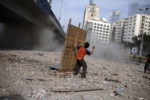 AFFRONTEMENTS ENTRE LES PARTISANTS DU PRESIDENT EGYPTIEN MOUBARAK ET LES MANIFESTANTS QUI OCCUPAIENT LA PLACE TAHRIR. thumbnail