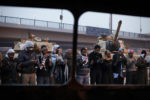 VIE QUOTIDIENNE SUR LES BARRICADES DE LA PLACE TAHRIR, AU CAIRE. thumbnail