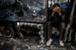 VIE QUOTIDIENNE SUR LES BARRICADES DE LA PLACE TAHRIR, AU CAIRE. thumbnail