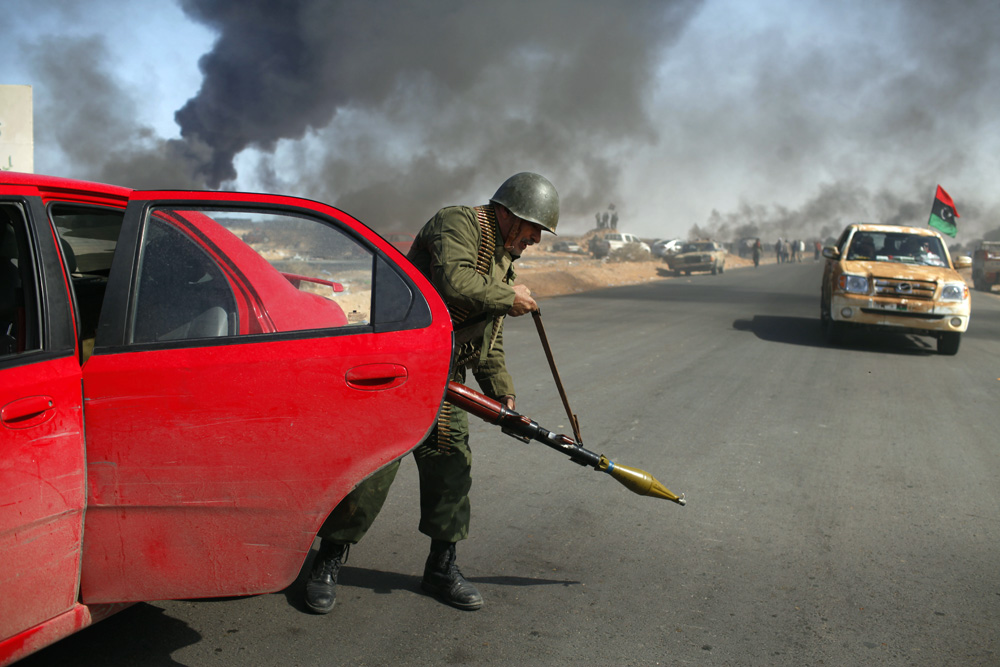 BATTLE IN LIBYA BETWEEN REBELS AND PRO KADHAFI, ON THE FRONT LINE.