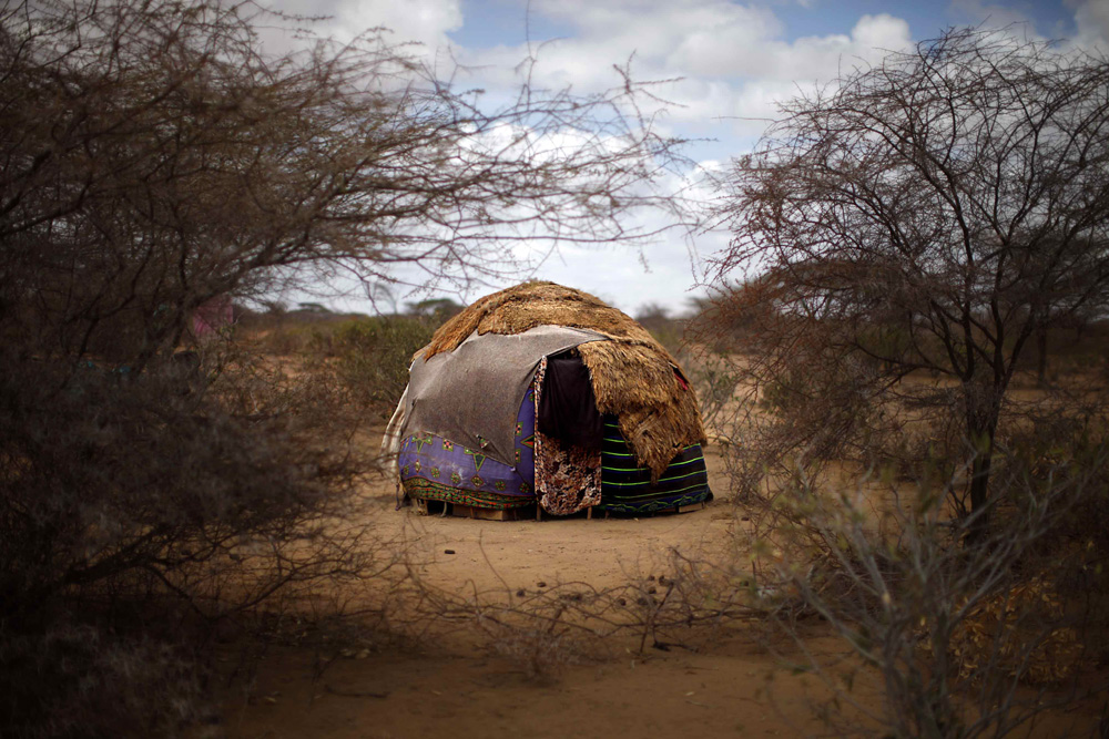 KENYANS PEOPLE LIVING IN THE OUTSKIRTS OF THE REFUGEES CAMP OF DADAAB, EAST KENYA.