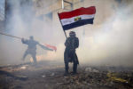 AFFRONTEMENTS SUR LA PLACE TAHRIR ENTRE LES FORCES DE L'ORDRE ET LES REVOLUTIONNAIRES POUR LE 5EME JOUR CONSECUTIF. thumbnail