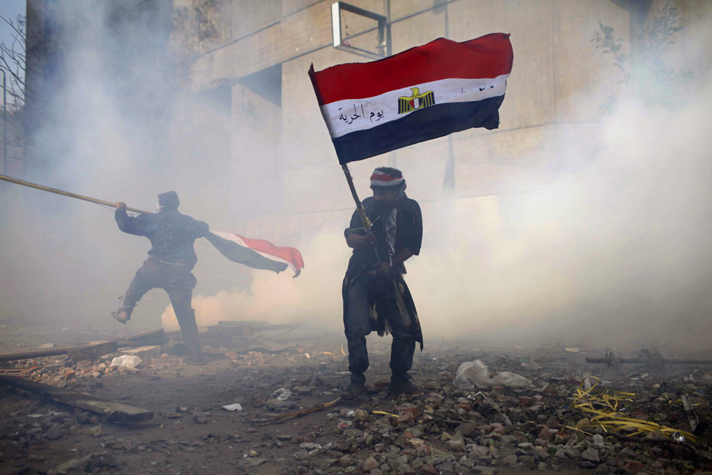 AFFRONTEMENTS SUR LA PLACE TAHRIR ENTRE LES FORCES DE L'ORDRE ET LES REVOLUTIONNAIRES POUR LE 5EME JOUR CONSECUTIF.