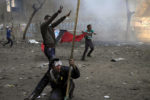 AFFRONTEMENTS SUR LA PLACE TAHRIR ENTRE LES FORCES DE L'ORDRE ET LES REVOLUTIONNAIRES POUR LE 5EME JOUR CONSECUTIF. thumbnail