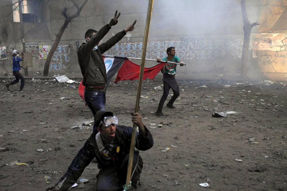 AFFRONTEMENTS SUR LA PLACE TAHRIR ENTRE LES FORCES DE L'ORDRE ET LES REVOLUTIONNAIRES POUR LE 5EME JOUR CONSECUTIF.