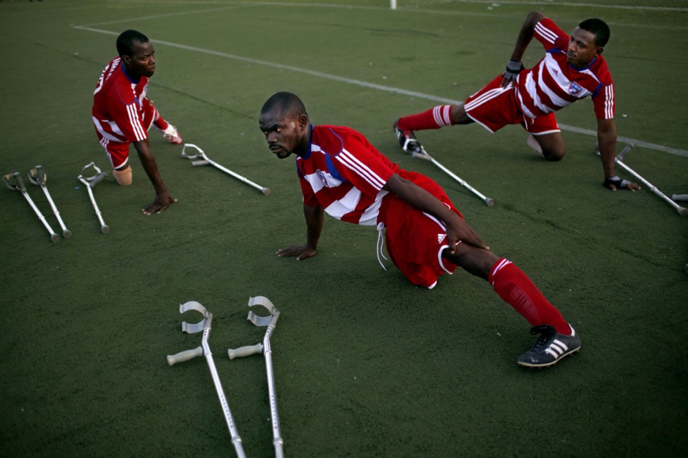 MATCH DE FOOTBALL ORGANISE POUR DES AMPUTES HAITIENS AYANT ETE VICTIMES DU SEISME DU 12 JANVIER 2010.