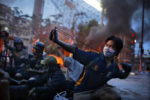 AFFRONTEMENT DES PARTISANTS DES CHEMISES ROUGES, QUI RECLAMENT LA DEMISSION DU GOUVERNEMENT DEPUIS PLUS DE 2 MOIS, ET LES FORCES MILITAIRES THAILANDAISES. thumbnail