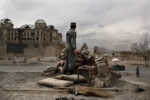 LA POLICE AFGHANE, EN POSTE A KABOUL. thumbnail
