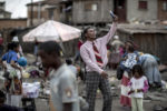 ACTION DE L'ASA, SOUTENUE PAR LA FONDATION RAOUL FOLLEREAU, POUR LA REINSERTION DE FAMILLES VENANT DE BIDONVILLES DANS LES CAMPAGNES. thumbnail