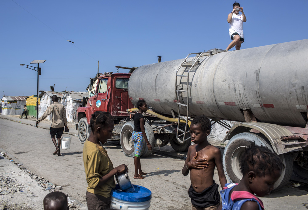 IN THE NAME OF HAITI: LE TOURISME HUMANITAIRE AU NOM DE DIEU