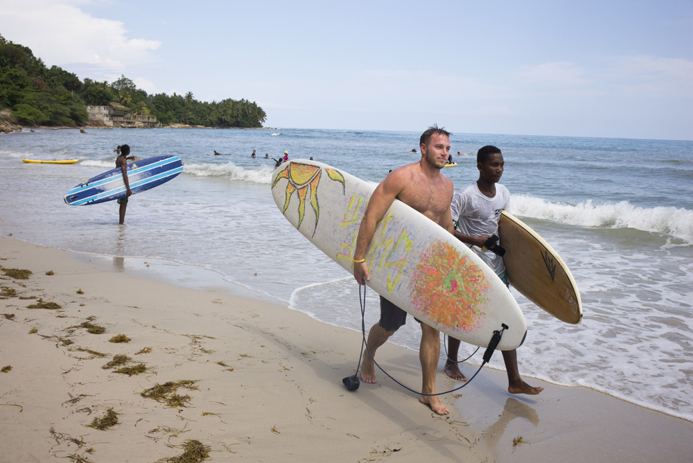 PREMIERE COMPETITION DE SURF EN HAITI, ORGANISEE DANS LA VILLE DE JACMEL