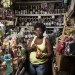 PORTRAITS DE VENDEURS AU MARCHE EN FER, PORT-AU-PRINCE. thumbnail