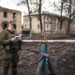 UN VILLAGE SUR LA LIGNE DE FRONT UKRAINIENNE. thumbnail