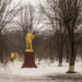 UN VILLAGE SUR LA LIGNE DE FRONT UKRAINIENNE. thumbnail