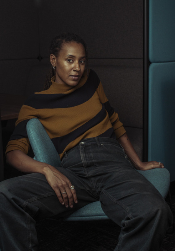 PORTRAIT DE CAMILLE DIAO, JOURNALISTE ET CHRONIQUEUSE.