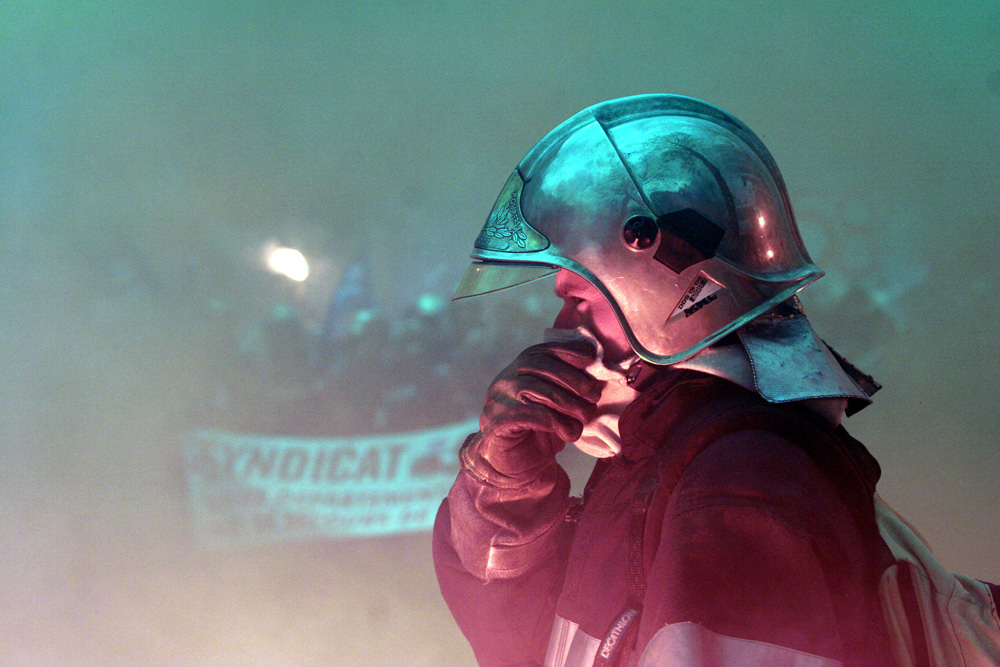 Manifestation des sapeurs pompiers contre leurs conditions de depart a la retraite et la perte de leur prime de risque.