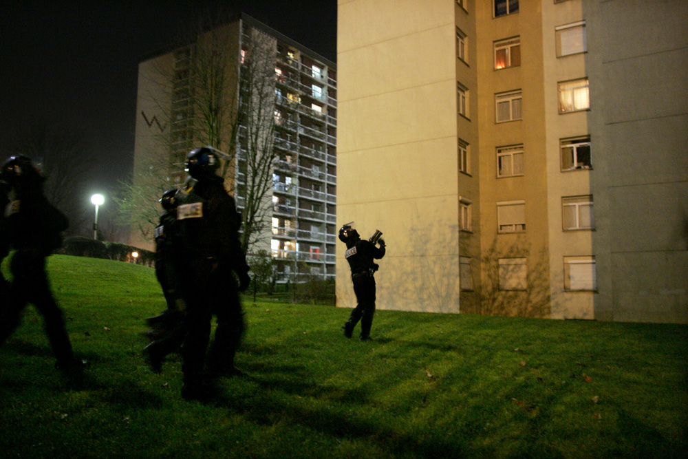 4EME NUIT A VILLIERS-LE-BEL. LA POLICE EFFECTUE DES PATROUILLES DE SURVEILLANCE DANS LA CITE.