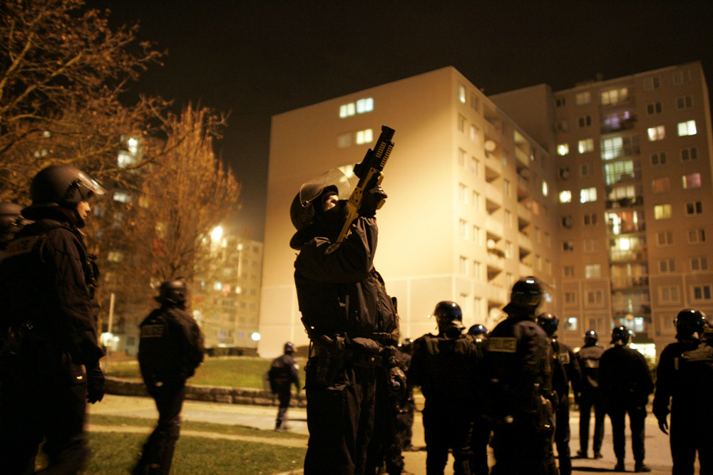 4EME NUIT A VILLIERS-LE-BEL. LA POLICE EFFECTUE DES PATROUILLES DE SURVEILLANCE DANS LA CITE.