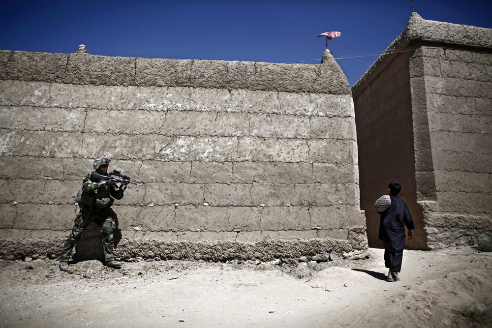 PATROUILLE DU 3EME RIMA DANS LE VILLAGE DE TAGAB, DANS LA VALLEE DE LA KAPISA.