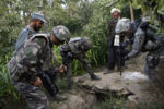 LE 8EME RPIMA EN PATROUILLE DANS LA VALLEE DE NIJRAB, EN KAPISA. thumbnail