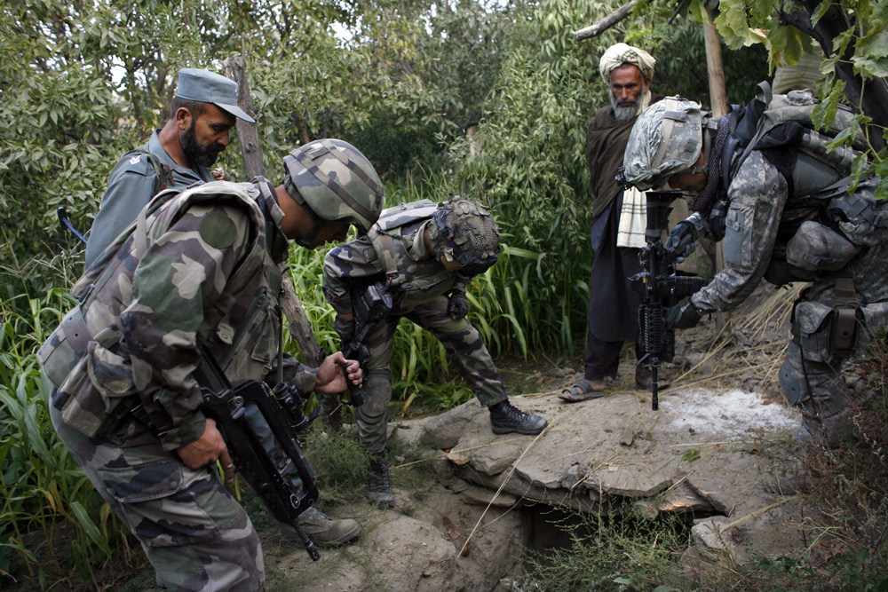 LE 8EME RPIMA EN PATROUILLE DANS LA VALLEE DE NIJRAB, EN KAPISA.