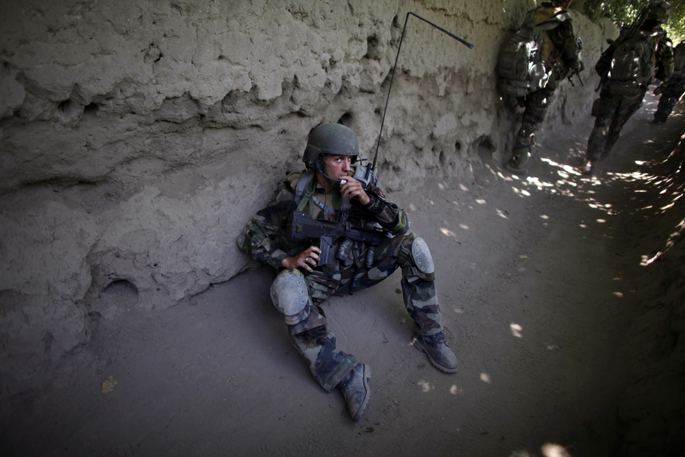 PATROUILLE DU 3EME RIMA DANS LE VILLAGE DE TAGAB, DANS LA VALLEE DE LA KAPISA.