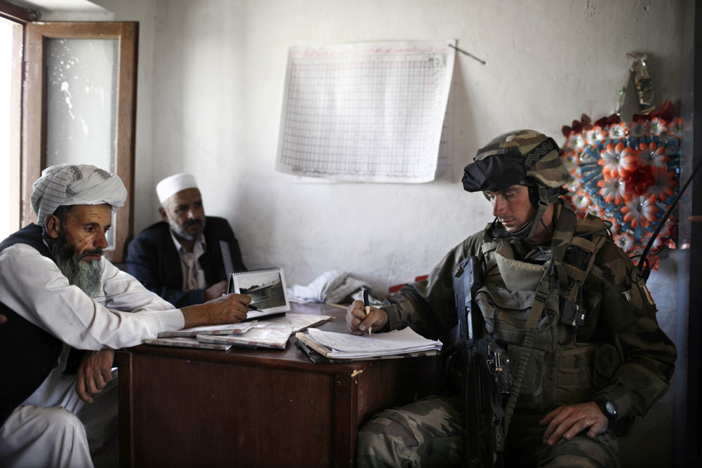 PATROUILLE DE LA SECTION D'INFANTERIE DU 2EME REGIMENT ETRANGER D'INFANTERIE (REI-LEGION ETRANGERE) DANS LE NORD DE LA SHAMALI AFIN DE PRENDRE CONTACT AVEC LA POPULATION ET S'INFORMER DU BON DEROULEMENT LORS DU VOTE POUR LA PRESIDENTIELLE.