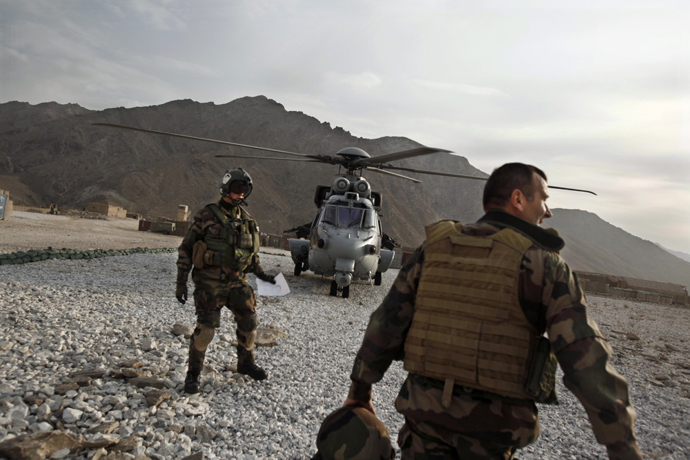 VOL A BORD D'UN HELICOPTERE CARACAL ENTRE KABOUL ET LA FOB DE NIJRAB (KAPISA)