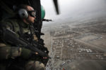 VOL A BORD D'UN HELICOPTERE CARACAL ENTRE KABOUL ET LA FOB DE NIJRAB (KAPISA) thumbnail