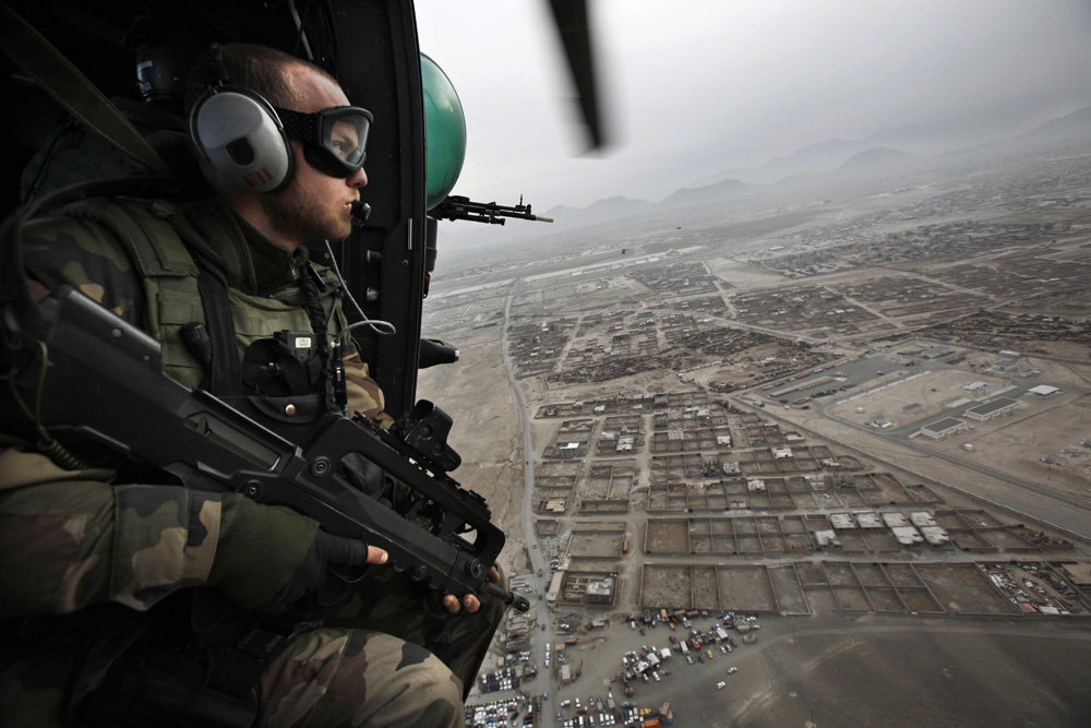 VOL A BORD D'UN HELICOPTERE CARACAL ENTRE KABOUL ET LA FOB DE NIJRAB (KAPISA)