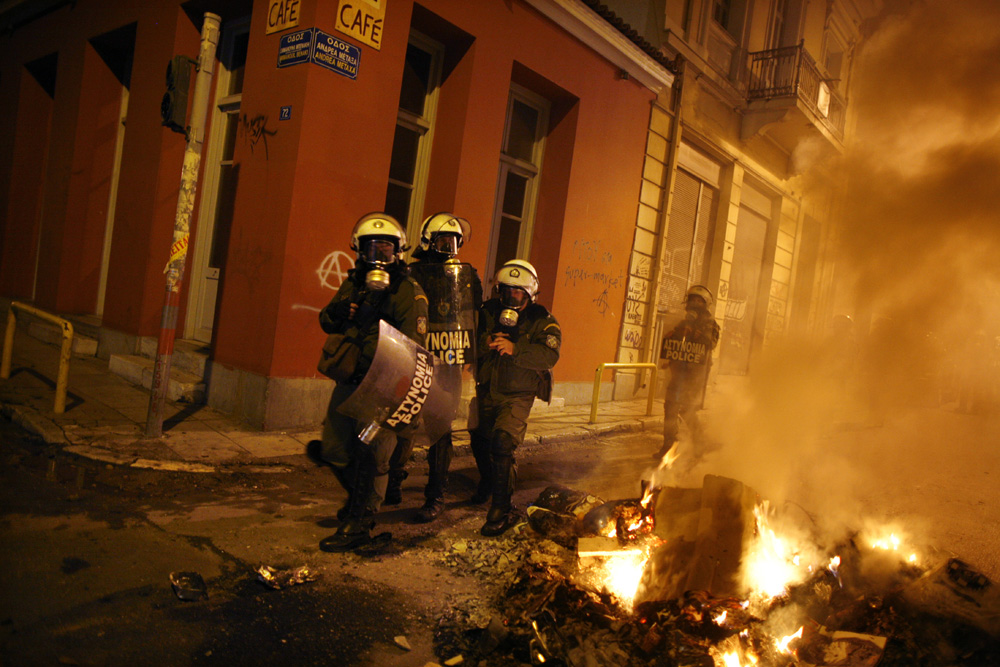 7EME SOIREE D'EMEUTES A ATHENES SUITE A LA MORT DU JEUNE ALEXIS GRIGOROPOULOS TUE PAR LA POLICE IL Y A UNE SEMAINE.