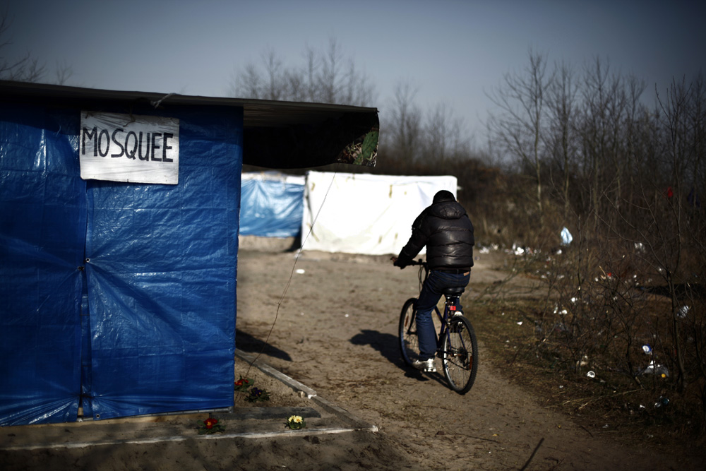 LES MIGRANTS DE CALAIS. (Extrait du Reportage)