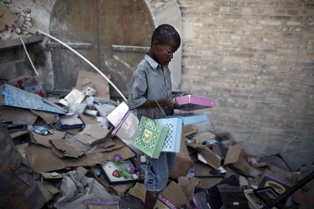 SEISME EN HAITI. PILLAGE DE COMMERCES DANS LA CAPITALE DE PORT-AU-PRINCE.