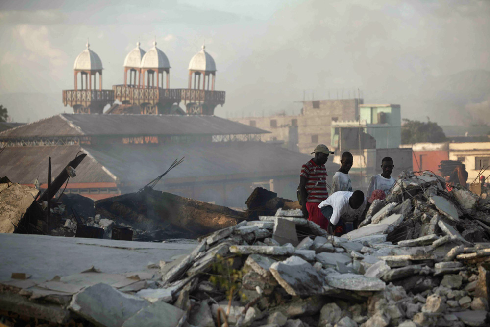 SEISME EN HAITI. PILLAGE DE COMMERCES DANS LA CAPITALE DE PORT-AU-PRINCE.