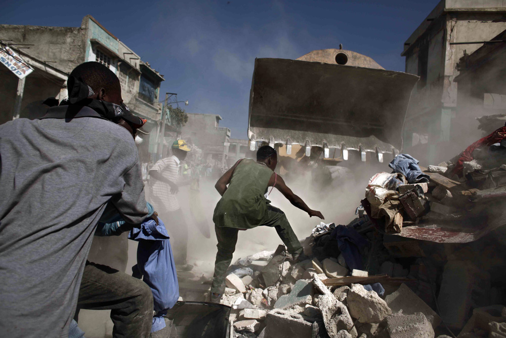 SEISME EN HAITI. PILLAGE DE COMMERCES DANS LA CAPITALE DE PORT-AU-PRINCE.