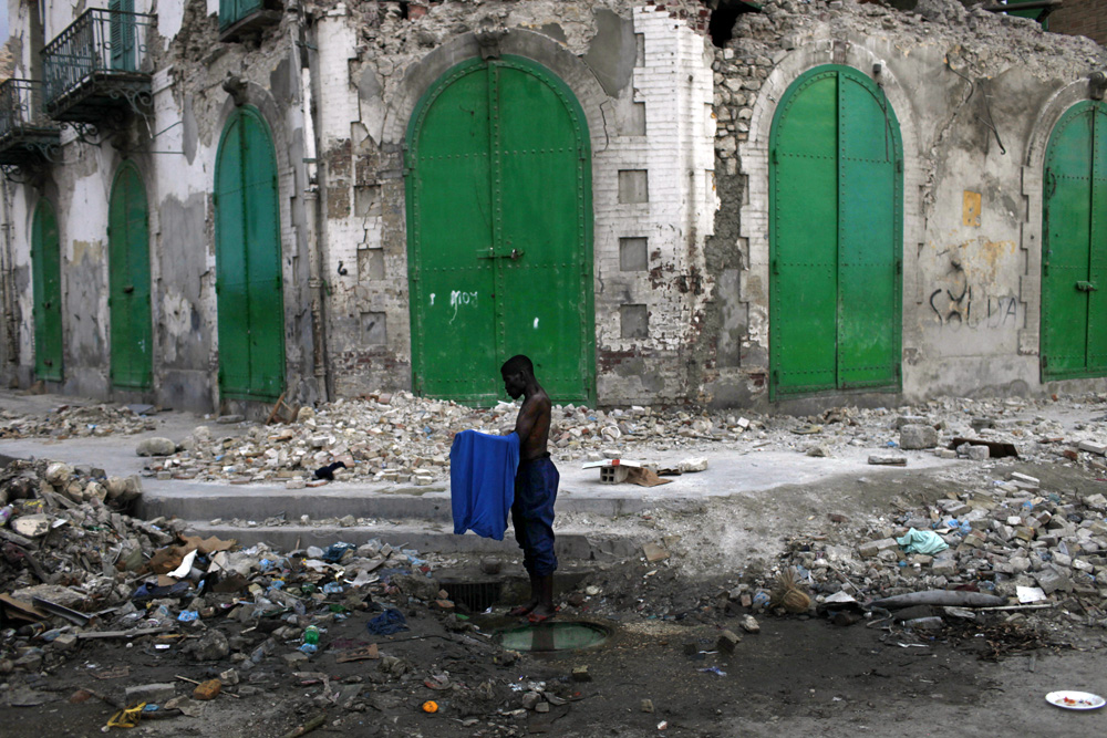 VIE QUOTIDIENNE A PORT-AU-PRINCE, 2 MOIS APRES LE SEISME DU 12 JANVIER 2010.