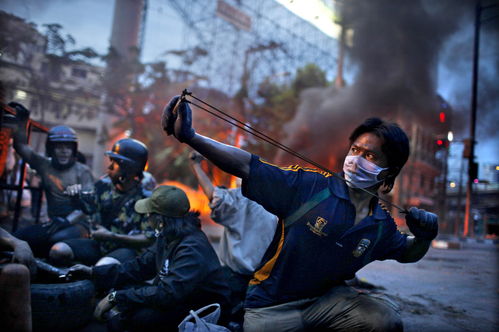 AFFRONTEMENT DES PARTISANTS DES CHEMISES ROUGES, QUI RECLAMENT LA DEMISSION DU GOUVERNEMENT DEPUIS PLUS DE 2 MOIS, ET LES FORCES MILITAIRES THAILANDAISES.