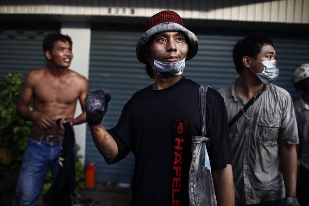 AFFRONTEMENT DES PARTISANTS DES CHEMISES ROUGES, QUI RECLAMENT LA DEMISSION DU GOUVERNEMENT DEPUIS PLUS DE 2 MOIS, ET LES FORCES MILITAIRES THAILANDAISES.