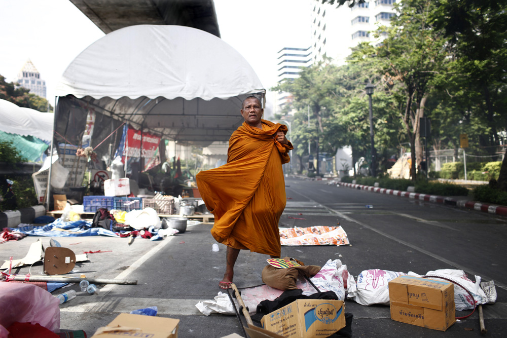 CRISE EN THAILANDE (SUITE): INTERVENTION ET EVACUATION, DANS LA VIOLENCE, DU CAMP DES CHEMISES ROUGES PAR LES FORCES ARMEES THAILANDAISES.