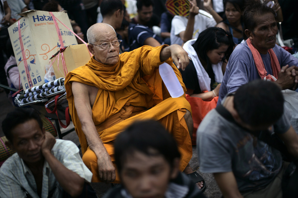 CRISE EN THAILANDE (SUITE): EVACUATION EN BUS DU CAMP OU S'ETAIENT REFUGIES, DANS LA COUR D'UN MONASTERE, LES CHEMISES ROUGES APRES L'INTERVENTION DE L'ARMEE THAILANDAISE METTANT FIN A PRES DE TROIS MOIS DE CONFLIT.