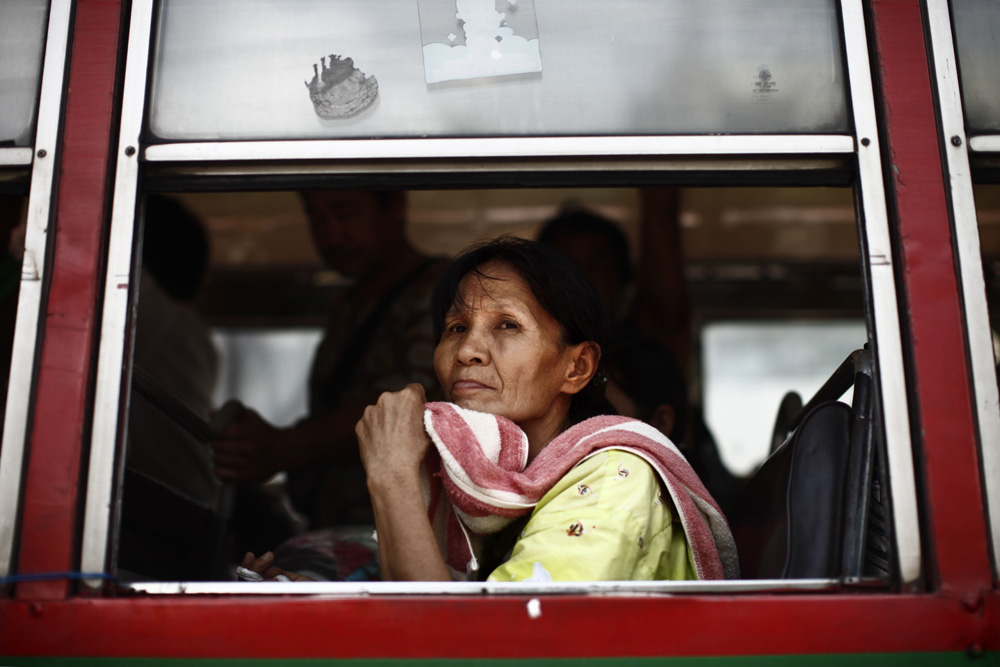 CRISE EN THAILANDE (SUITE): EVACUATION EN BUS DU CAMP OU S'ETAIENT REFUGIES, DANS LA COUR D'UN MONASTERE, LES CHEMISES ROUGES APRES L'INTERVENTION DE L'ARMEE THAILANDAISE METTANT FIN A PRES DE TROIS MOIS DE CONFLIT.