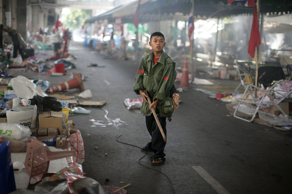 CRISE EN THAILANDE (SUITE): INTERVENTION ET EVACUATION, DANS LA VIOLENCE, DU CAMP DES CHEMISES ROUGES PAR LES FORCES ARMEES THAILANDAISES.