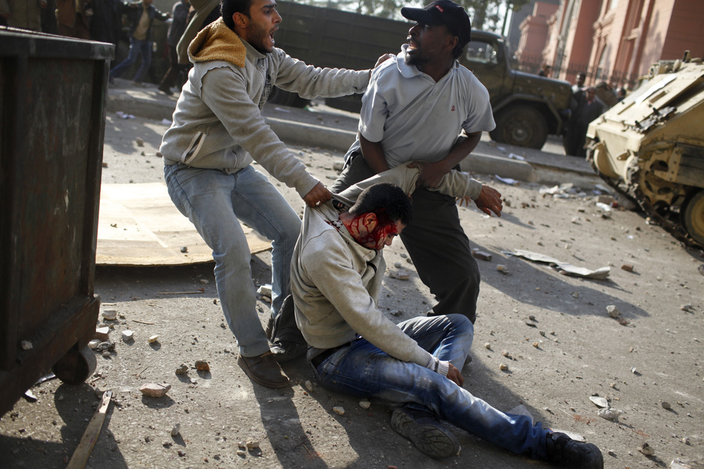 AFFRONTEMENTS ENTRE LES PARTISANTS DU PRESIDENT EGYPTIEN MOUBARAK ET LES MANIFESTANTS QUI OCCUPAIENT LA PLACE TAHRIR POUR DEMANDER LA DEMISSION DE CELUI-CI.