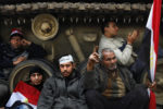 13EME JOURNEE D'OCCUPATION DE LA PLACE TAHRIR, AU CAIRE, DES EGYPTIENS DEMANDANT LA DEMISSION DU PRESIDENT MOUBARAK. thumbnail