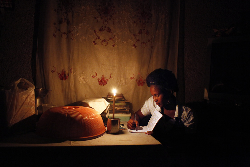 PORTRAIT DE ROSE, JEUNE HAITIENNE INSTALLEE SUR LE CHAMP-DE-MARS DEPUIS LE SEISME DU 12 JANVIER 2010.