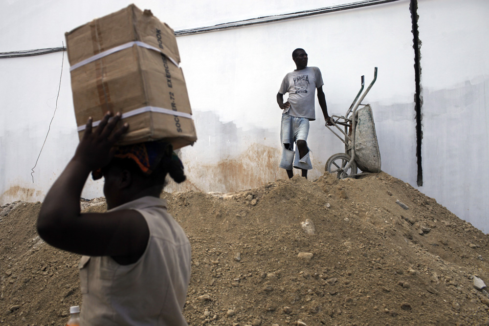 VIE QUOTIDIENNE EN HAITI 10 MOIS APRES LE SEISME/ DAILY LIFE IN HAITI 10 MONTHS AFTER THE EARTHQUAKE